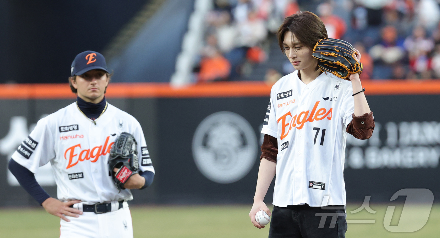 (대전=뉴스1) 김기남 기자 = 31일 대전 한화생명볼파크에서 열린 2026 신한 SOL KBO리그 KT 위즈와 한화 이글스의 경기에서 한화 피원하모니 테오가 시구에 앞서 싸인을 …