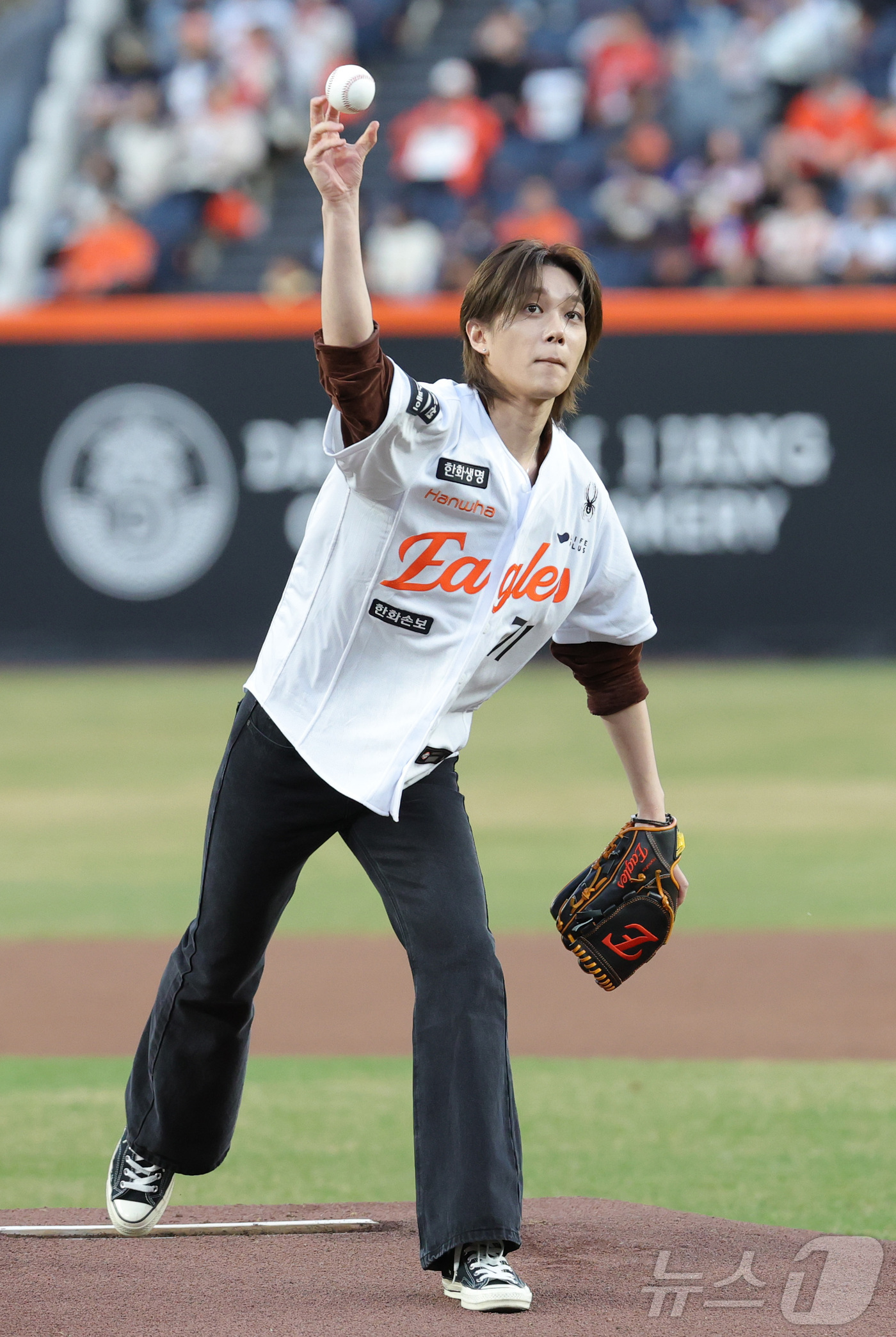 (대전=뉴스1) 김기남 기자 = 31일 대전 한화생명볼파크에서 열린 2026 신한 SOL KBO리그 KT 위즈와 한화 이글스의 경기에서 한화 피원하모니 테오가 시구하고 있다. 20 …