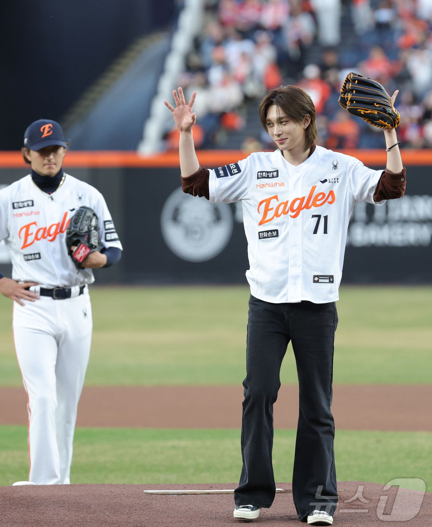 (대전=뉴스1) 김기남 기자 = 31일 대전 한화생명볼파크에서 열린 2026 신한 SOL KBO리그 KT 위즈와 한화 이글스의 경기에서 한화 피원하모니 테오가 시구를 마친 뒤 인사 …