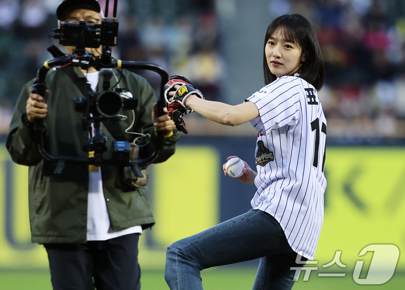 (서울=뉴스1) 오대일 기자 = 배우 표예진이 31일 서울 송파구 잠실야구장에서 열린 '2026 신한 SOL KBO리그' 열린 KIA 타이거즈와 LG트윈스의 경기에 앞서 시구를 하 …