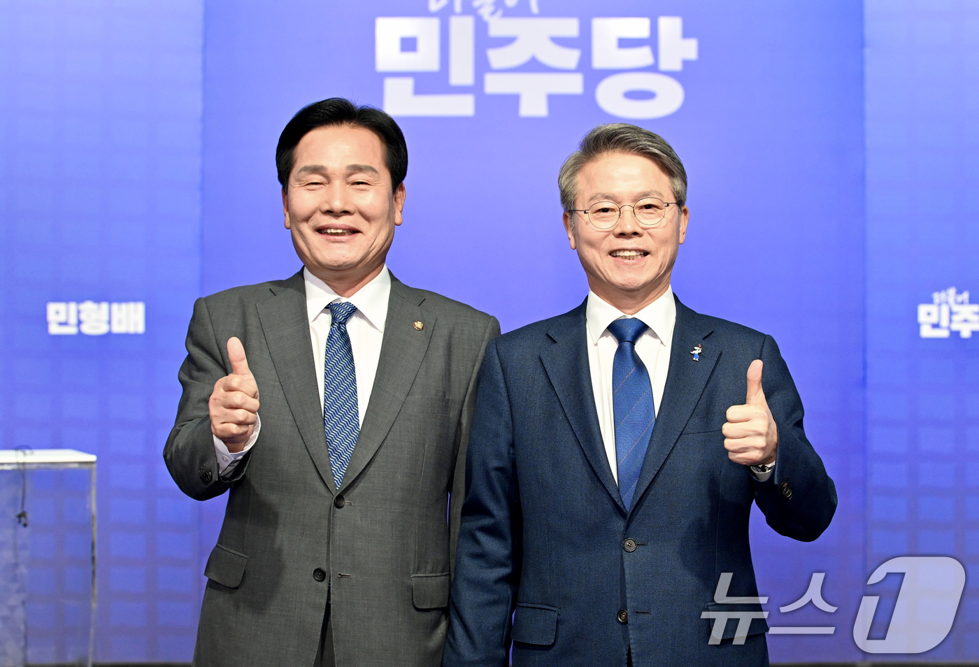 (광주=뉴스1) 김태성 기자 = 민형배, 주철현 후보가 31일 광주 서구 KBS광주방송총국에서 열린 더불어민주당 전남광주특별시장 본경선 합동 토론회에 앞서 기념촬영을 하고 있다. …