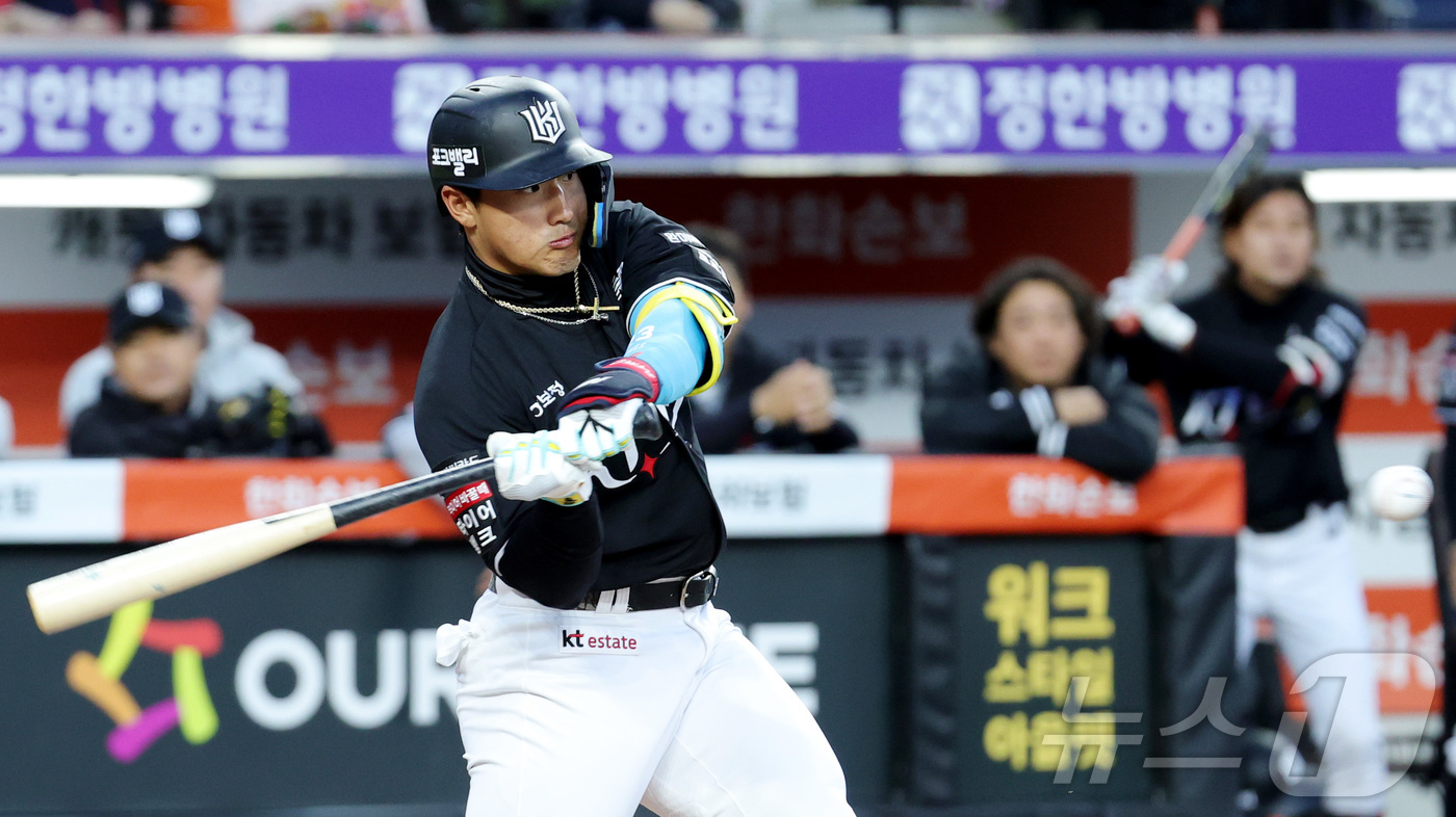 (대전=뉴스1) 김기남 기자 = 31일 대전 한화생명볼파크에서 열린 2026 신한 SOL KBO리그 KT 위즈와 한화 이글스의 경기에서 KT 안현민이 타격하고 있다. 2026.3. …