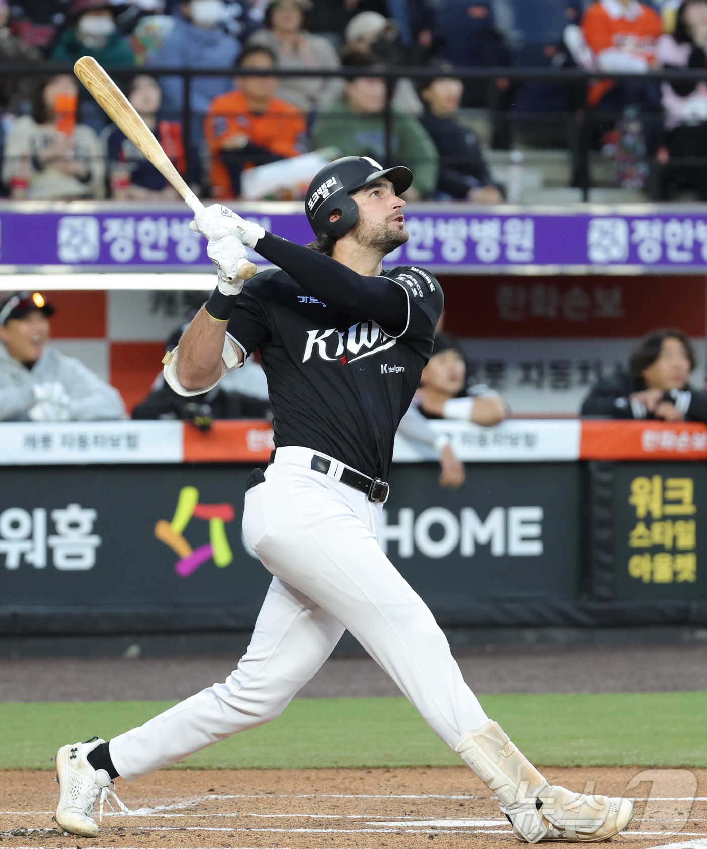 (대전=뉴스1) 김기남 기자 = 31일 대전 한화생명볼파크에서 열린 2026 신한 SOL KBO리그 KT 위즈와 한화 이글스의 경기에서 KT 힐리어드가 타격하고 있다. 2026.3 …
