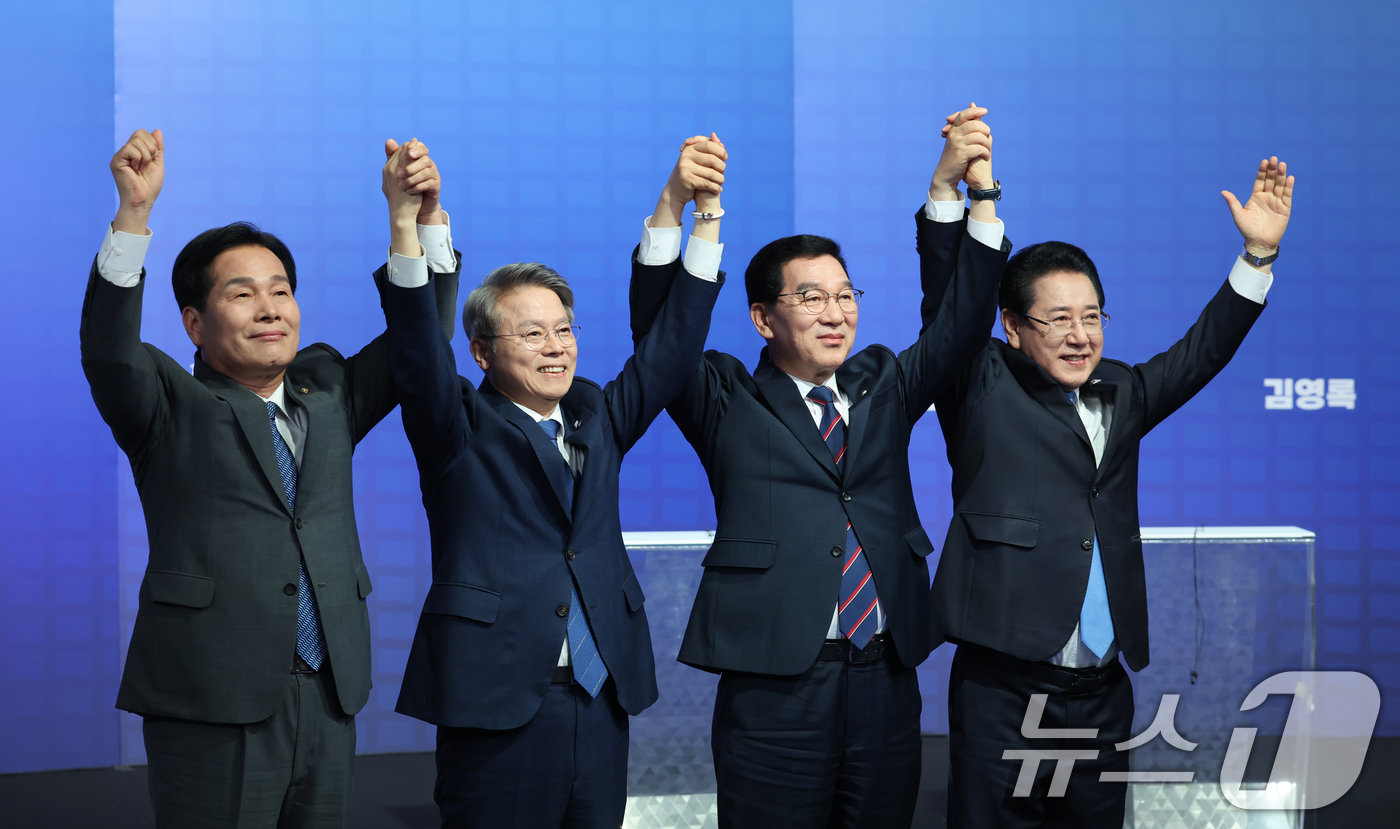 (광주=뉴스1) 김태성 기자 = 31일 광주 서구 KBS광주방송총국에서 열린 더불어민주당 전남광주특별시장 본경선 합동 토론회에서 후보들이 손을 맞잡고 있다. 왼쪽부터 주철현, 민형 …