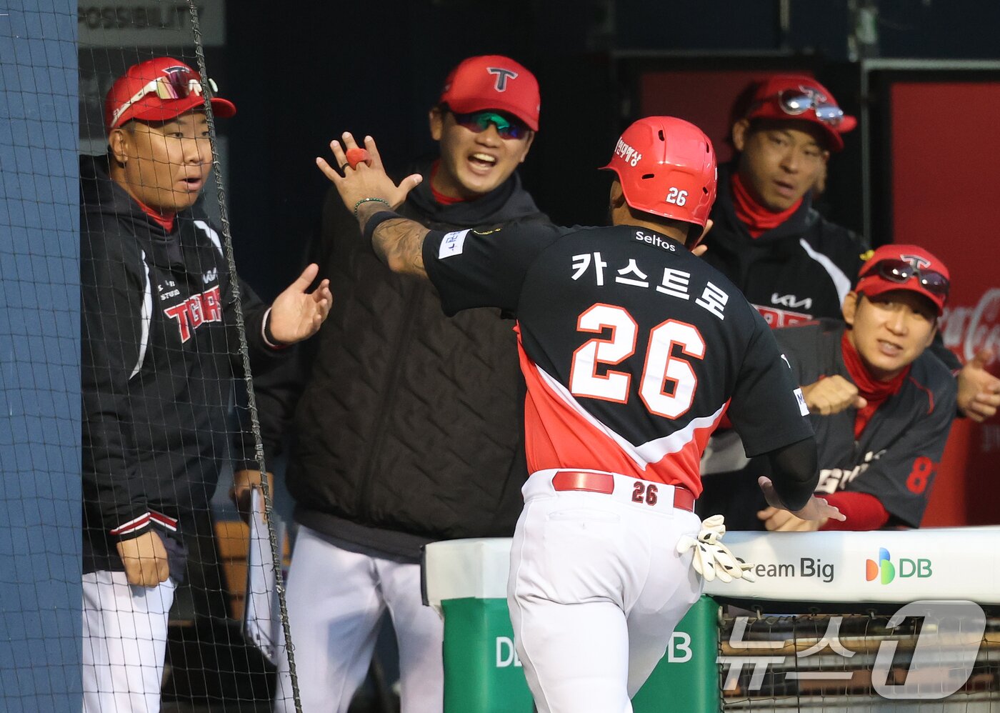 본문 이미지 - 31일 서울 송파구 잠실야구장에서 열린 '2026 신한 SOL KBO리그' 열린 KIA 타이거즈와 LG트윈스의 경기, 1회초 KIA 공격 1사 2루 상황에서 김도영이 1타점 적시타 때 득점한 카스트로가 이범호 감독의 축하를 받고 있다. 2026.3.31 ⓒ 뉴스1 오대일 기자