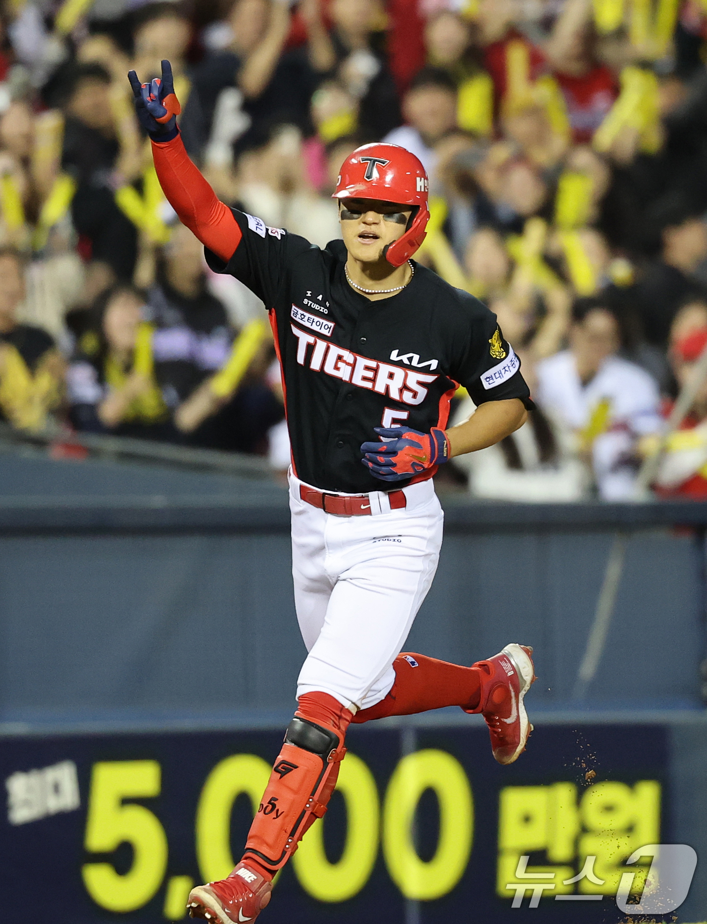 (서울=뉴스1) 오대일 기자 = 31일 서울 송파구 잠실야구장에서 열린 '2026 신한 SOL KBO리그' 열린 KIA 타이거즈와 LG트윈스의 경기, 2회초 KIA 공격 2사 2루 …