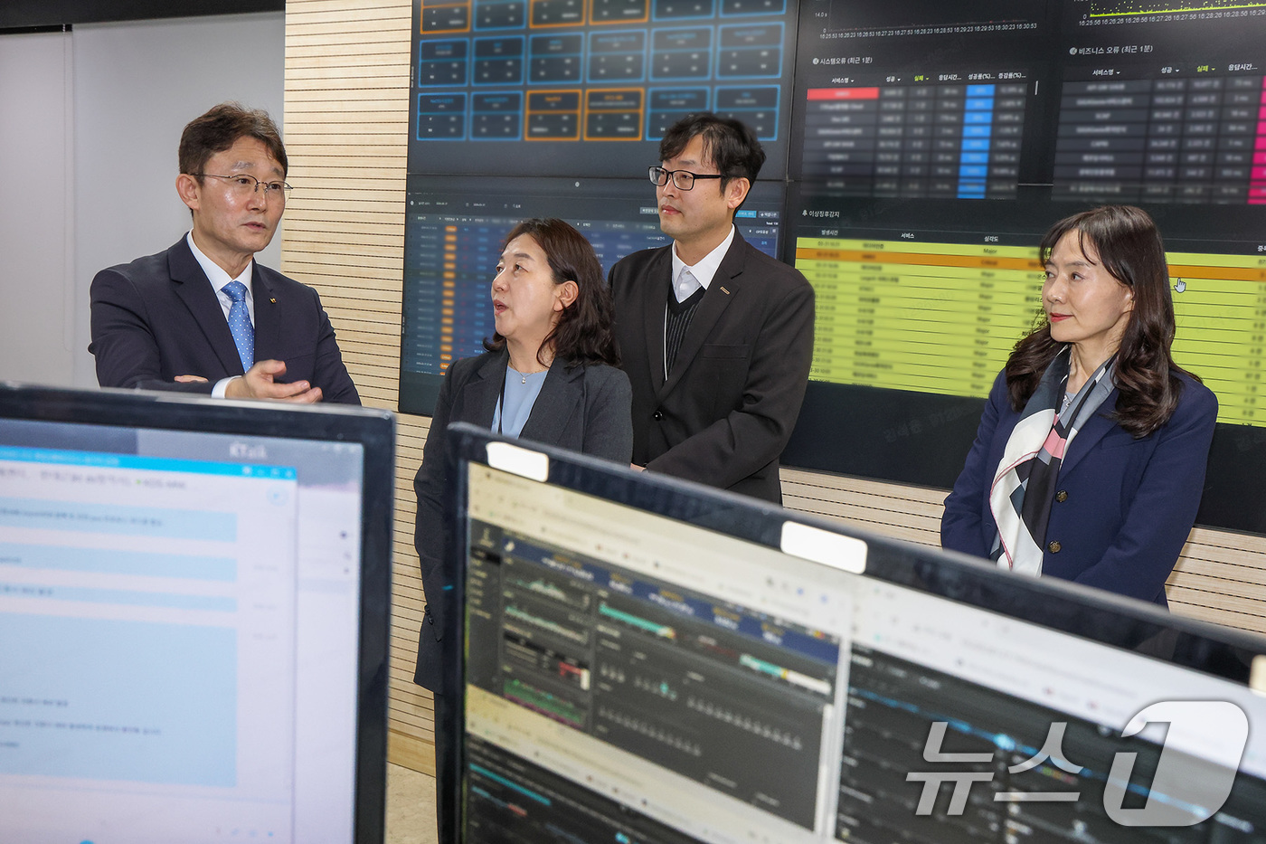 (서울=뉴스1) 박지혜 기자 = 박윤영 KT 대표이사가 31일 경기도 과천 KT 네트워크·보안 관제센터에서 정보보안 및 네트워크 운용 현장을 점검하고 있다. (KT 제공. 재판매 …