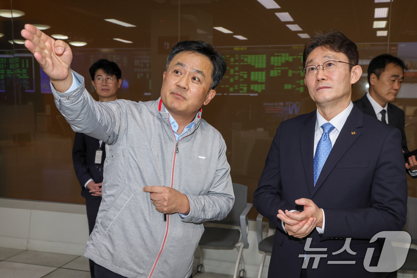 (서울=뉴스1) 박지혜 기자 = 박윤영 KT 대표이사가 31일 경기도 과천 KT 네트워크·보안 관제센터에서 정보보안 및 네트워크 운용 현장을 점검하고 있다. (KT 제공. 재판매 …