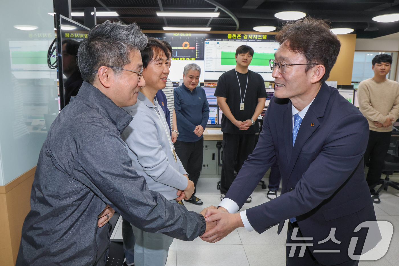 (서울=뉴스1) 박지혜 기자 = 박윤영 KT 대표이사가 31일 경기도 과천 KT 네트워크·보안 관제센터에서 정보보안 및 네트워크 운용 현장을 점검하고 있다. (KT 제공. 재판매 …