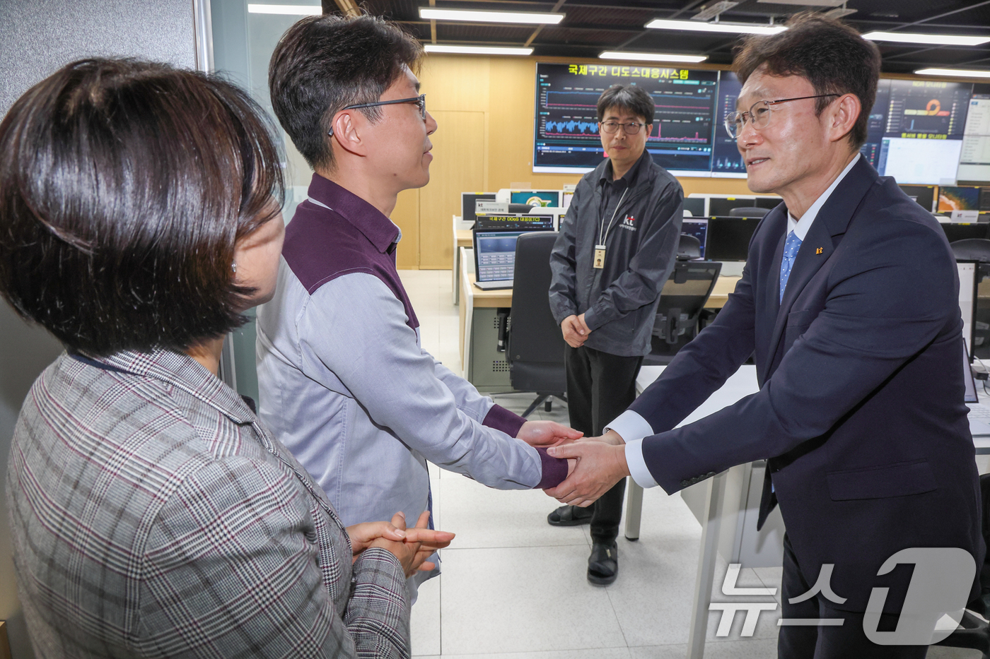 (서울=뉴스1) 박지혜 기자 = 박윤영 KT 대표이사가 31일 경기도 과천 KT 네트워크·보안 관제센터에서 정보보안 및 네트워크 운용 현장을 점검하고 있다. (KT 제공. 재판매 …