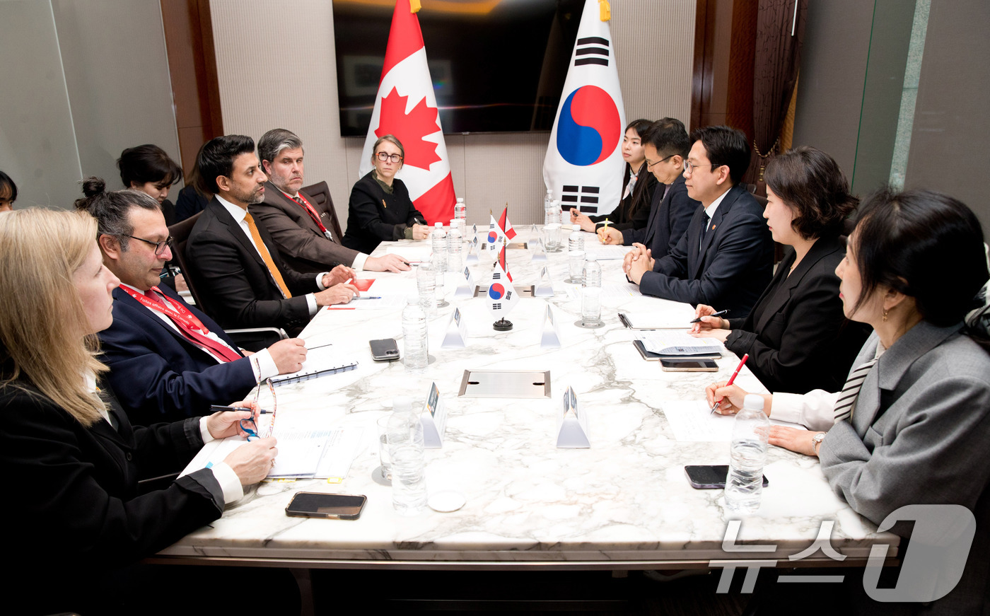 (서울=뉴스1) 박지혜 기자 = 배경훈 부총리 겸 과학기술정보통신부 장관이 31일 오후 서울 중구 웨스틴조선호텔에서 매닌더 시두(Maninder Sidhu) 캐나다 통상장관과 만나 …