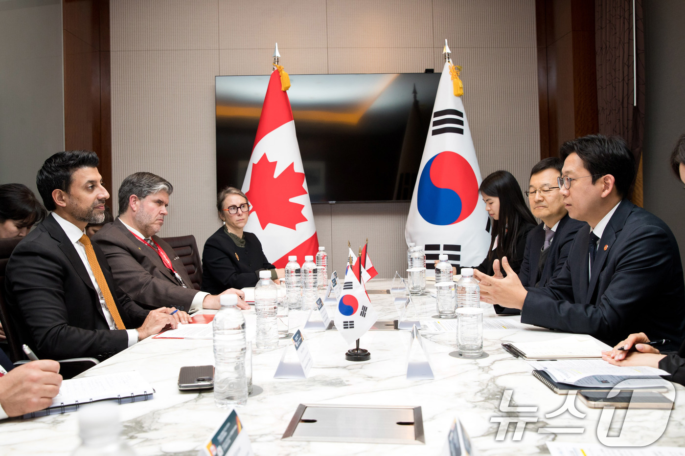 (서울=뉴스1) 박지혜 기자 = 배경훈 부총리 겸 과학기술정보통신부 장관이 31일 오후 서울 중구 웨스틴조선호텔에서 매닌더 시두(Maninder Sidhu) 캐나다 통상장관과 만나 …