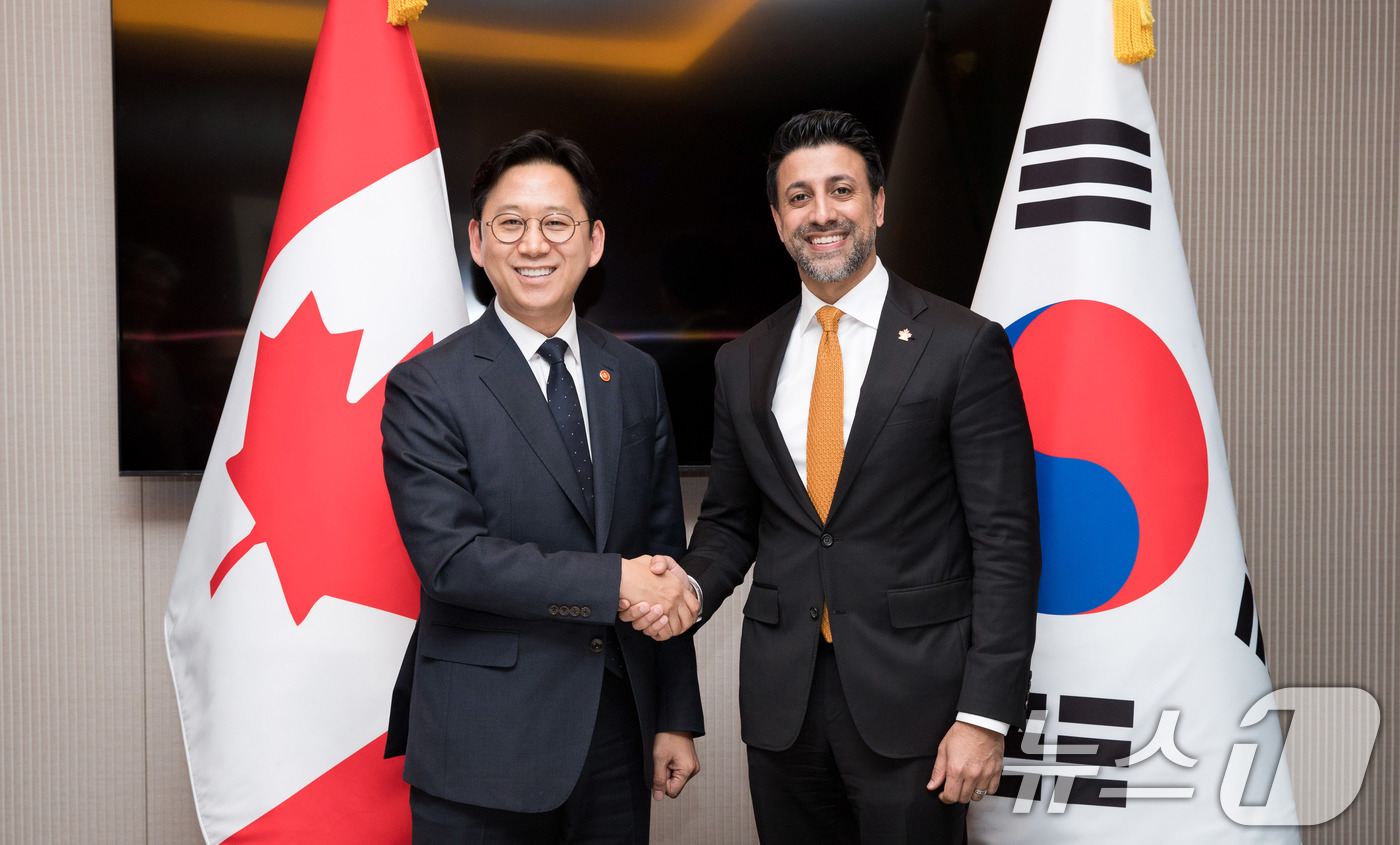 (서울=뉴스1) 박지혜 기자 = 배경훈 부총리 겸 과학기술정보통신부 장관(왼쪽)이 31일 오후 서울 중구 웨스틴조선호텔에서 매닌더 시두(Maninder Sidhu) 캐나다 통상장관 …