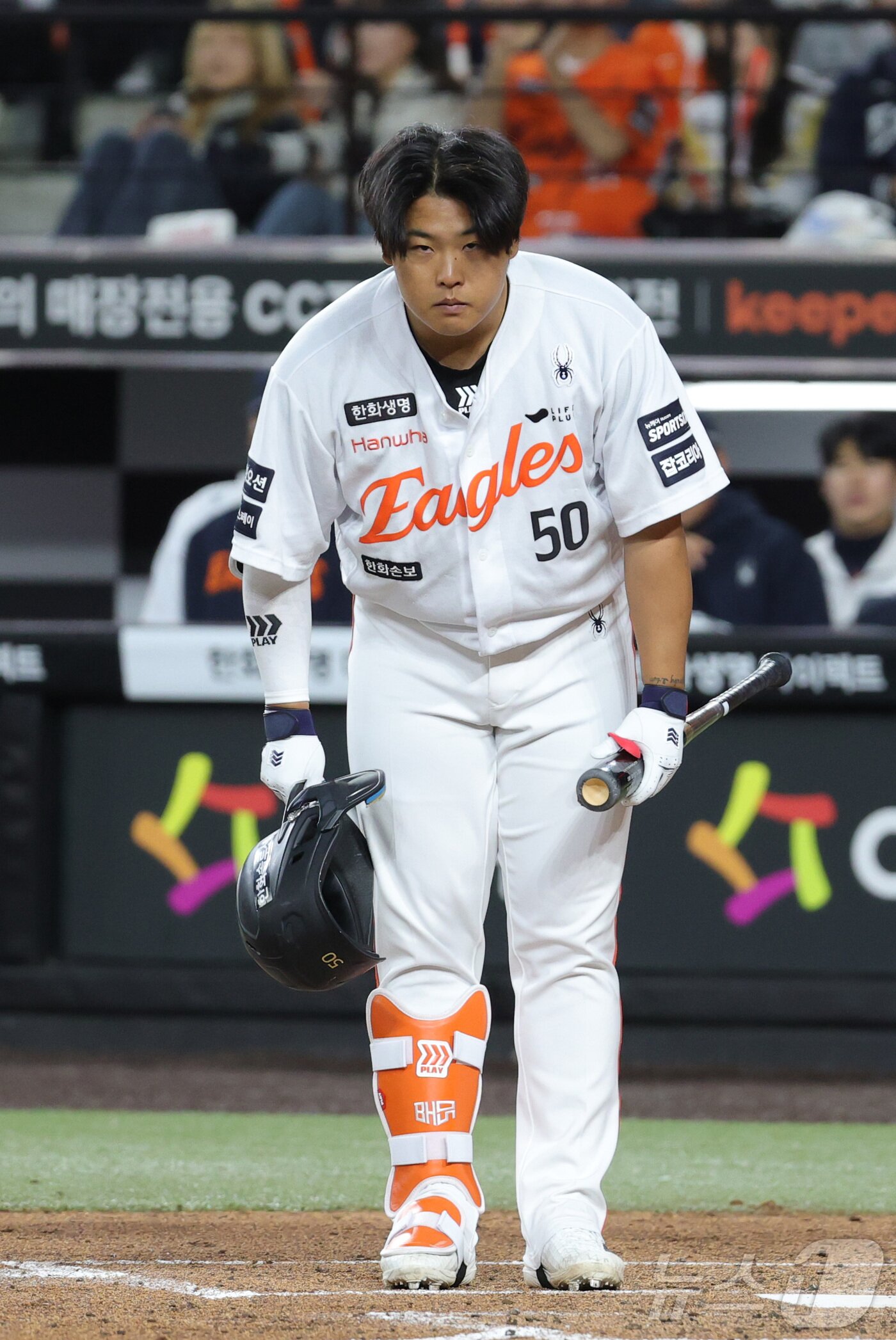 본문 이미지 - 31일 대전 한화생명볼파크에서 열린 2026 신한 SOL KBO리그 KT 위즈와 한화 이글스의 경기에서 친정팀과의 경기 첫 타석에 나선 한화 강백호가 KT 더그아웃을 향해 인사하고 있다. 2026.3.31 ⓒ 뉴스1 김기남 기자