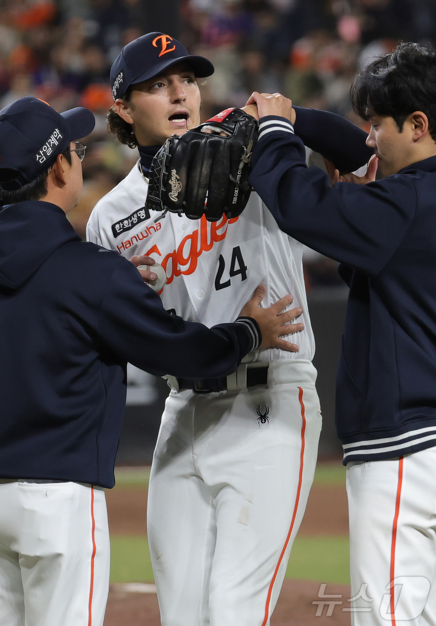 (대전=뉴스1) 김기남 기자 = 31일 대전 한화생명볼파크에서 열린 2026 신한 SOL KBO리그 KT 위즈와 한화 이글스의 경기에서 한화 선발 화이트가 3회초 1루에서 수비 하 …