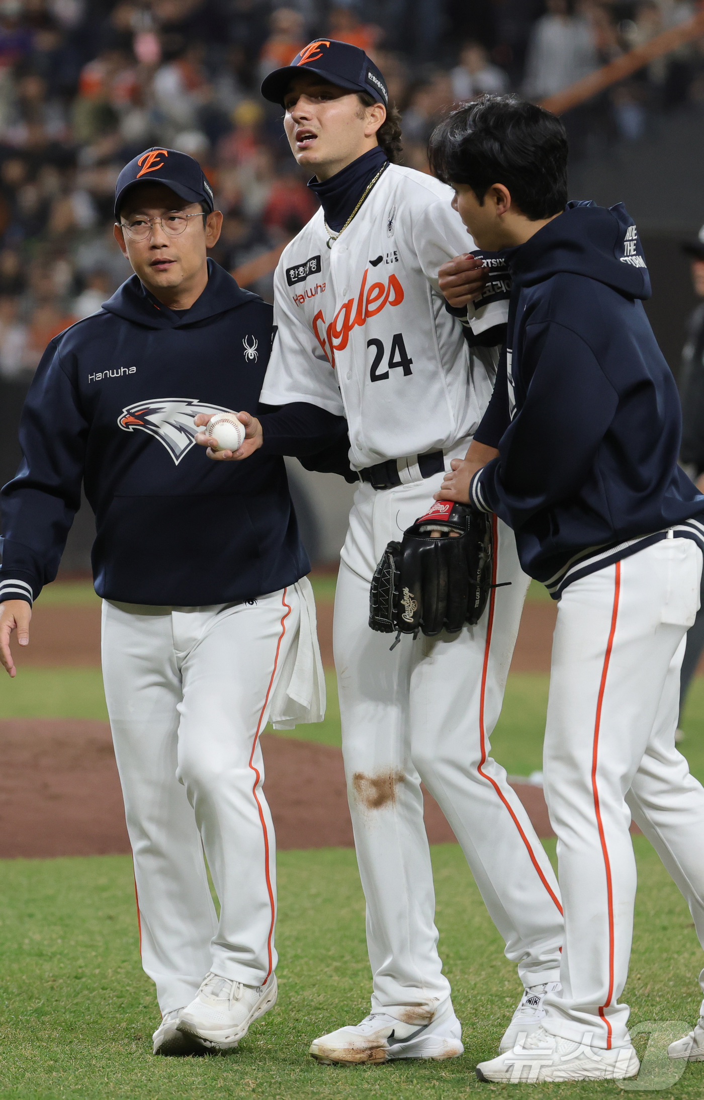 (대전=뉴스1) 김기남 기자 = 31일 대전 한화생명볼파크에서 열린 2026 신한 SOL KBO리그 KT 위즈와 한화 이글스의 경기에서 한화 선발 화이트가 3회초 1루에서 수비 하 …