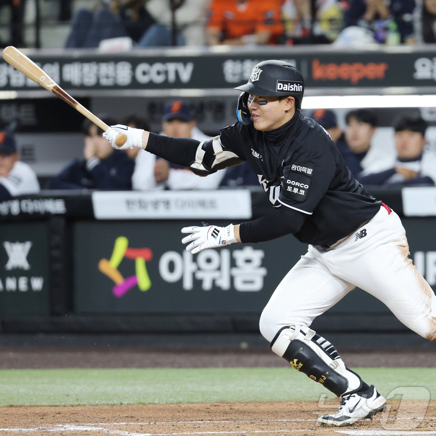 본문 이미지 - 31일 대전 한화생명볼파크에서 열린 2026 신한 SOL KBO리그 KT 위즈와 한화 이글스의 경기에서 KT 최원준이 타격하고 있다. 2026.3.31 ⓒ 뉴스1 김기남 기자