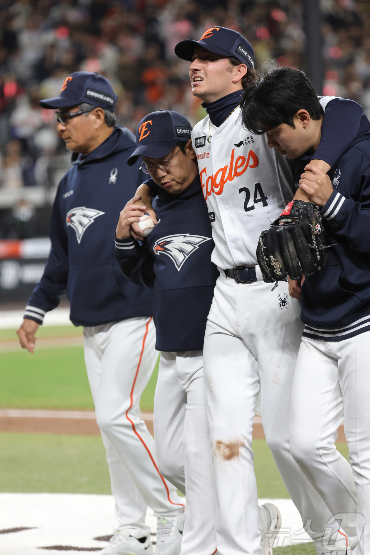 (대전=뉴스1) 김기남 기자 = 31일 대전 한화생명볼파크에서 열린 2026 신한 SOL KBO리그 KT 위즈와 한화 이글스의 경기에서 한화 선발 화이트가 3회초 1루에서 수비 하 …