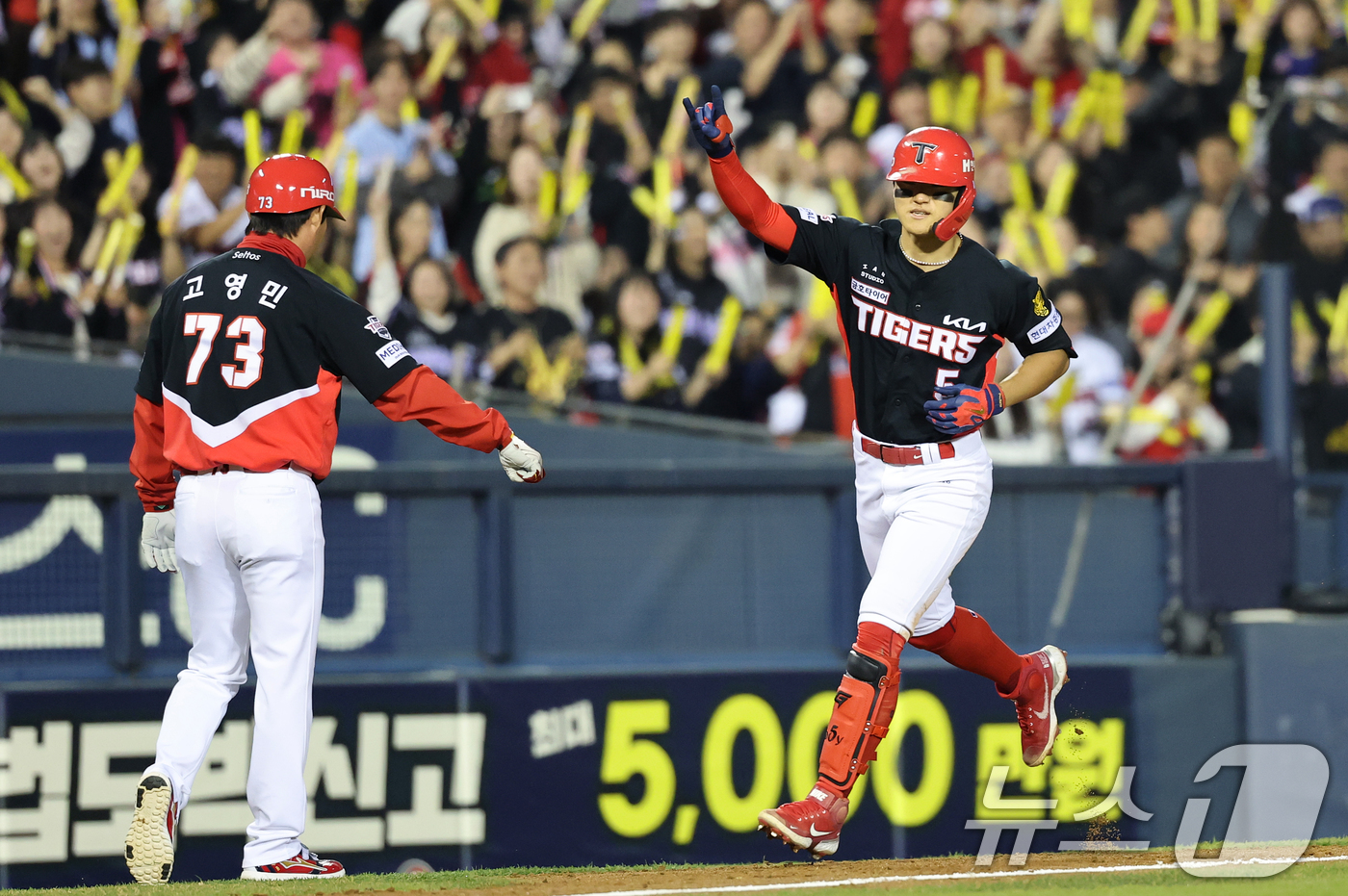 (서울=뉴스1) 오대일 기자 = 31일 서울 송파구 잠실야구장에서 열린 '2026 신한 SOL KBO리그' 열린 KIA 타이거즈와 LG트윈스의 경기, 2회초 KIA 공격 2사 2루 …