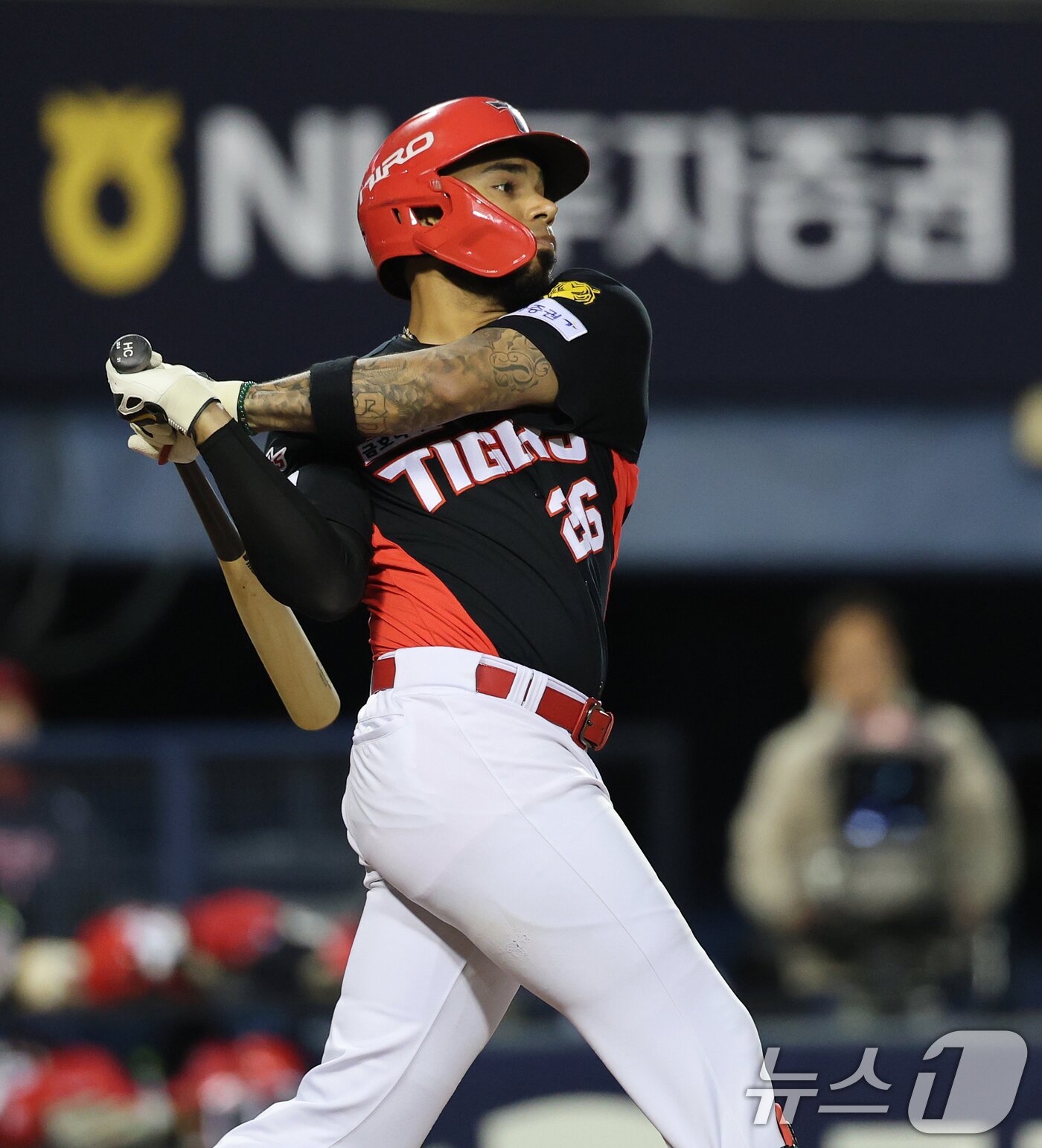 본문 이미지 - 31일 서울 송파구 잠실야구장에서 열린 '2026 신한 SOL KBO리그' 열린 KIA 타이거즈와 LG트윈스의 경기, 2회초 KIA 공격 2사 1,3루 상황에서 카스트로가 2타점 적시 2루타를 때리고 있다. 2026.3.31 ⓒ 뉴스1 오대일 기자