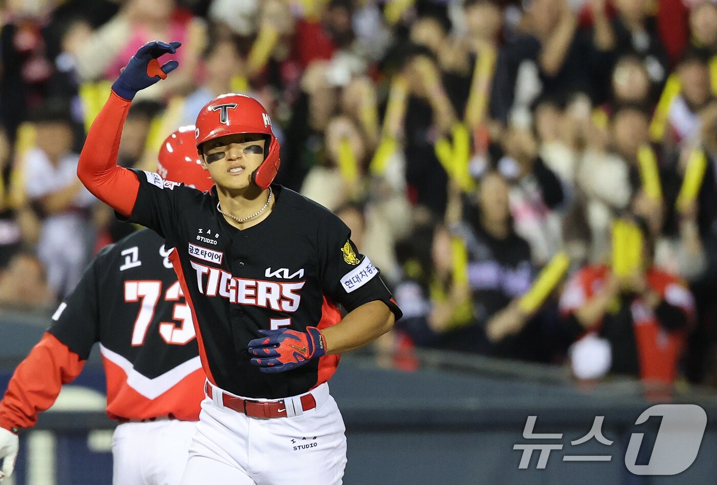 본문 이미지 - 31일 서울 송파구 잠실야구장에서 열린 '2026 신한 SOL KBO리그' 열린 KIA 타이거즈와 LG트윈스의 경기, 2회초 KIA 공격 2사 2루 상황에서 김도영이 투런포를 쏘아올린 후 포효하고 있다. 2026.3.31 ⓒ 뉴스1 오대일 기자