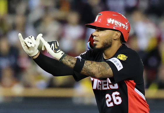 KIA 카스트로 맹타에 이범호 감독 방긋…"김도영 짝꿍 찾았다"