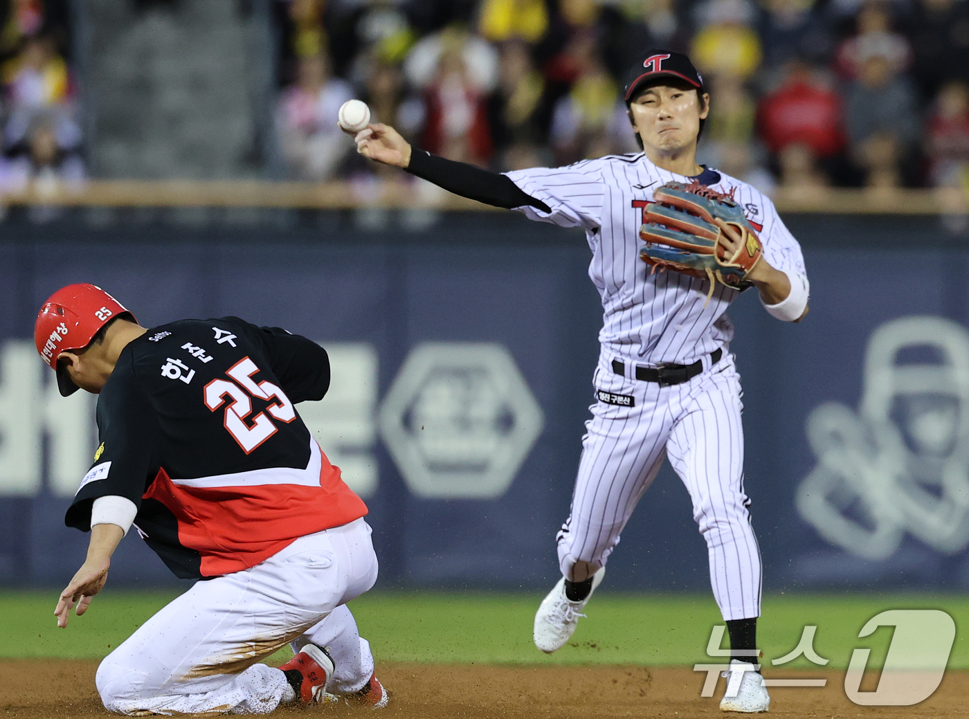 (서울=뉴스1) 오대일 기자 = 31일 서울 송파구 잠실야구장에서 열린 '2026 신한 SOL KBO리그' 열린 KIA 타이거즈와 LG트윈스의 경기, 2회초 KIA 공격 1사 1, …
