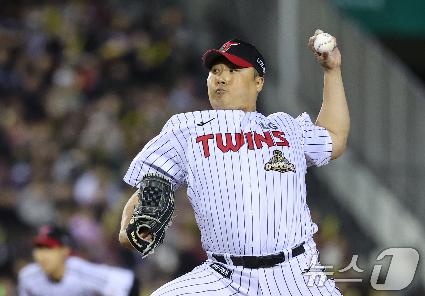 (서울=뉴스1) 오대일 기자 = 31일 서울 송파구 잠실야구장에서 열린 '2026 신한 SOL KBO리그' 열린 KIA 타이거즈와 LG트윈스의 경기, 4회초 구원 등판한 LG 이우 …