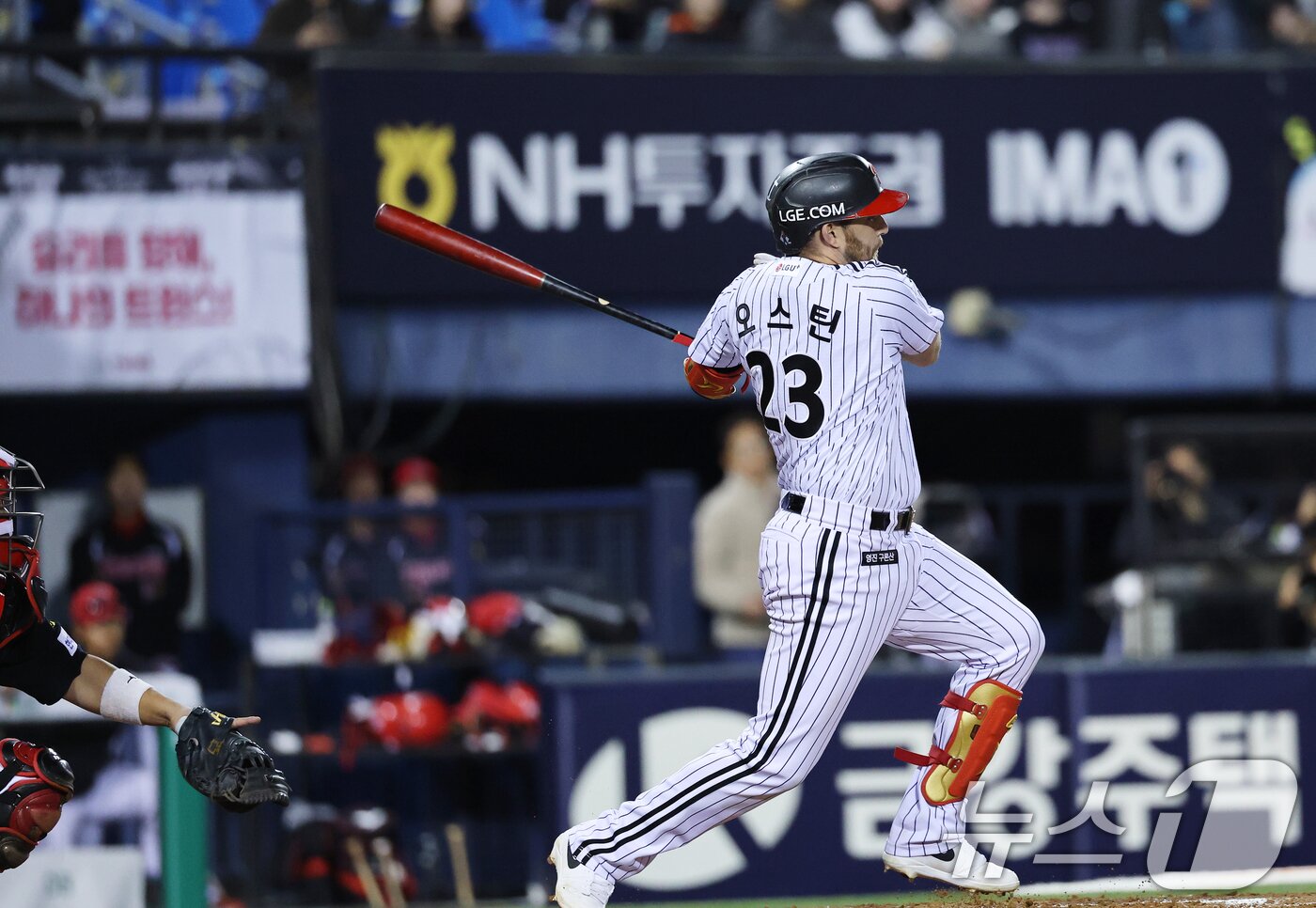 본문 이미지 - 31일 서울 송파구 잠실야구장에서 열린 '2026 신한 SOL KBO리그' 열린 KIA 타이거즈와 LG트윈스의 경기, 4회말 LG 공격 무사 1루 상황에서 오스틴이 병살타를 때리고 있다. 2026.3.31 ⓒ 뉴스1 오대일 기자