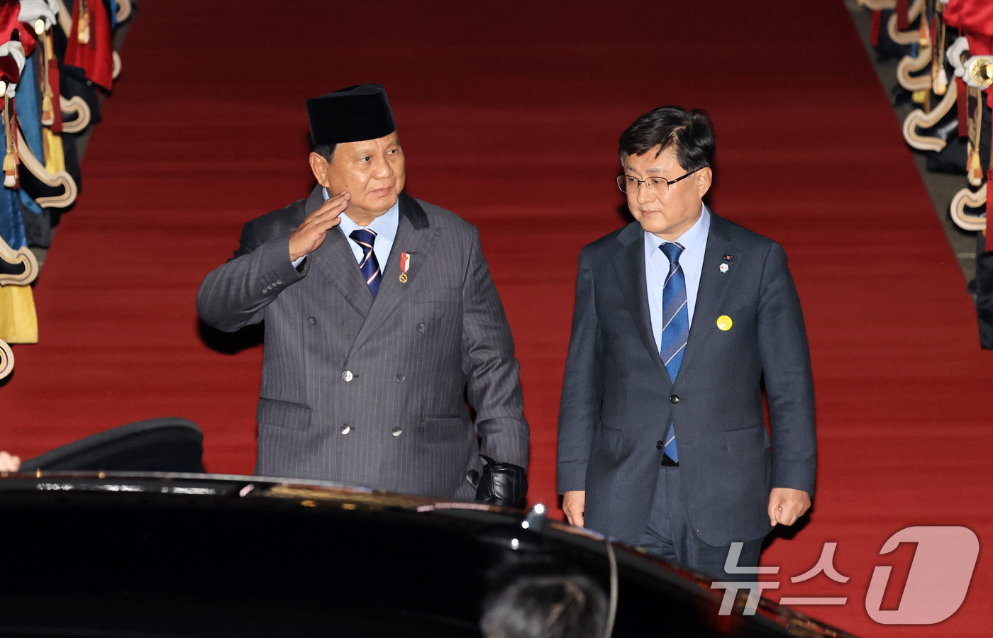 (성남=뉴스1) 이호윤 기자 = 프라보워 수비안토 인도네시아 대통령이 31일 경기 성남시 서울공항을 통해 방한해 김성환 기후에너지환경부 장관과 이동하고 있다.프라보워 대통령은 내달 …