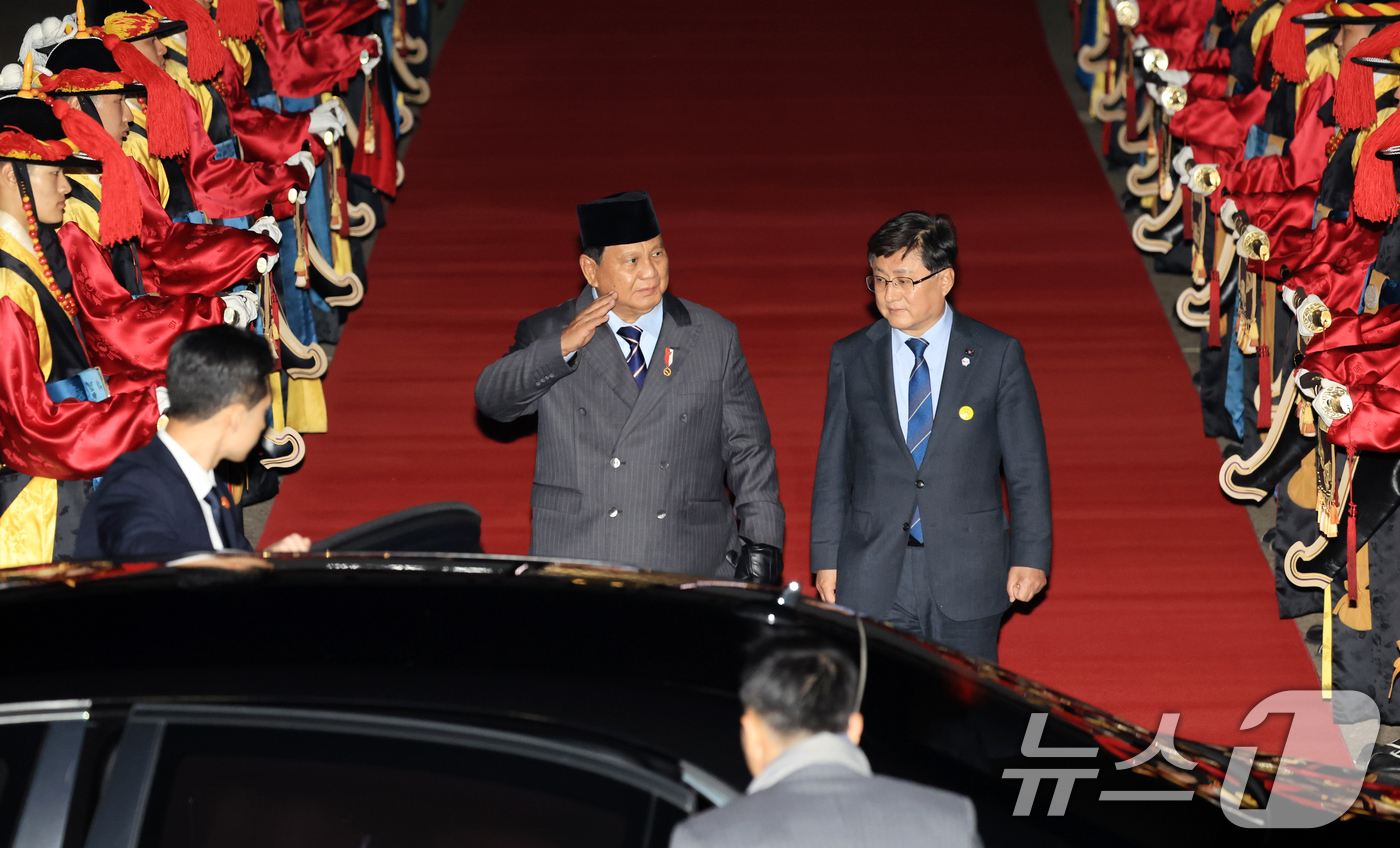 (성남=뉴스1) 이호윤 기자 = 프라보워 수비안토 인도네시아 대통령이 31일 경기 성남시 서울공항을 통해 방한해 김성환 기후에너지환경부 장관과 이동하고 있다.프라보워 대통령은 내달 …
