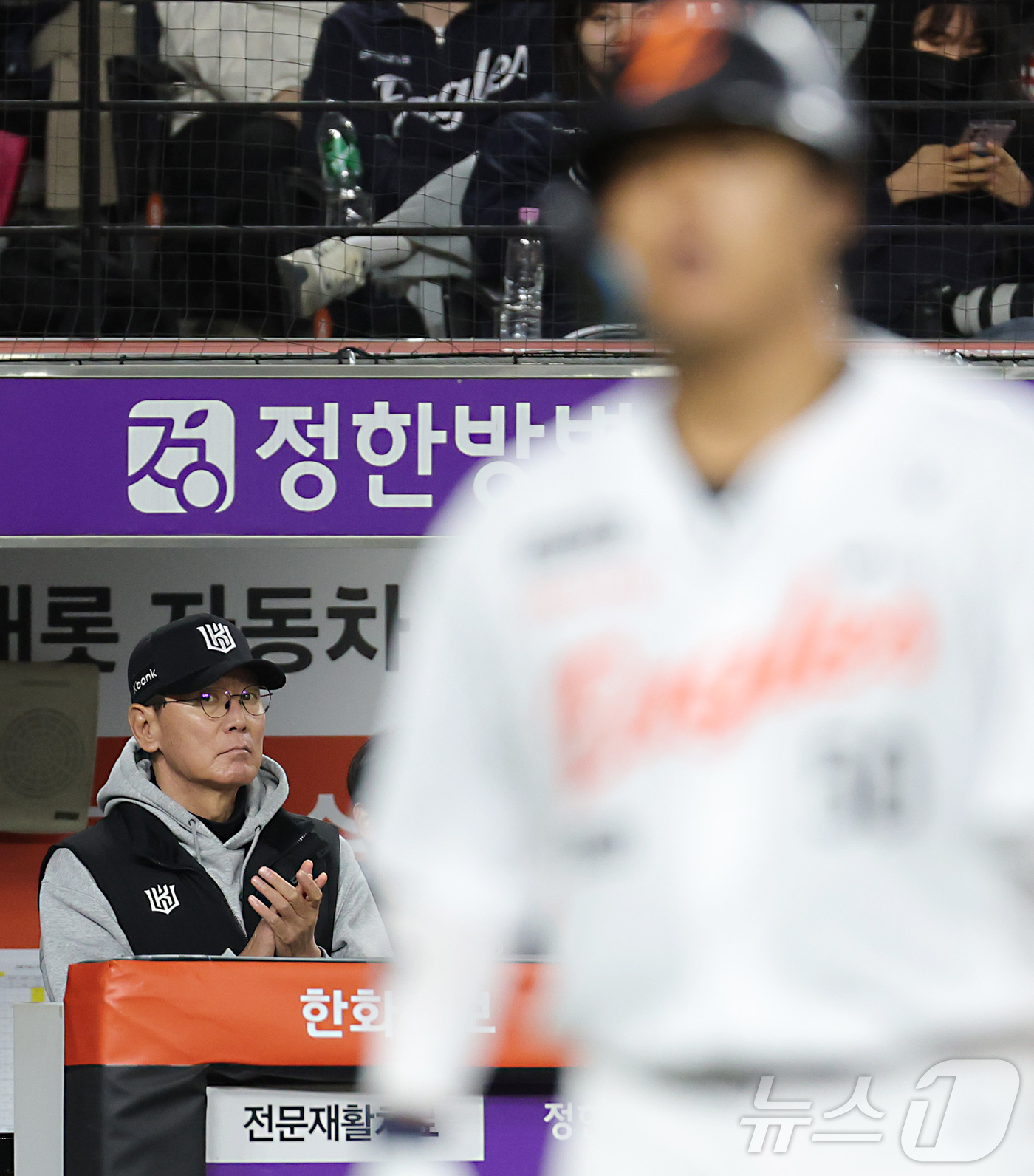(대전=뉴스1) 김기남 기자 = 31일 대전 한화생명볼파크에서 열린 2026 신한 SOL KBO리그 KT 위즈와 한화 이글스의 경기에서 KT 이강철 감독이 4회말 삼진으로 물러나는 …