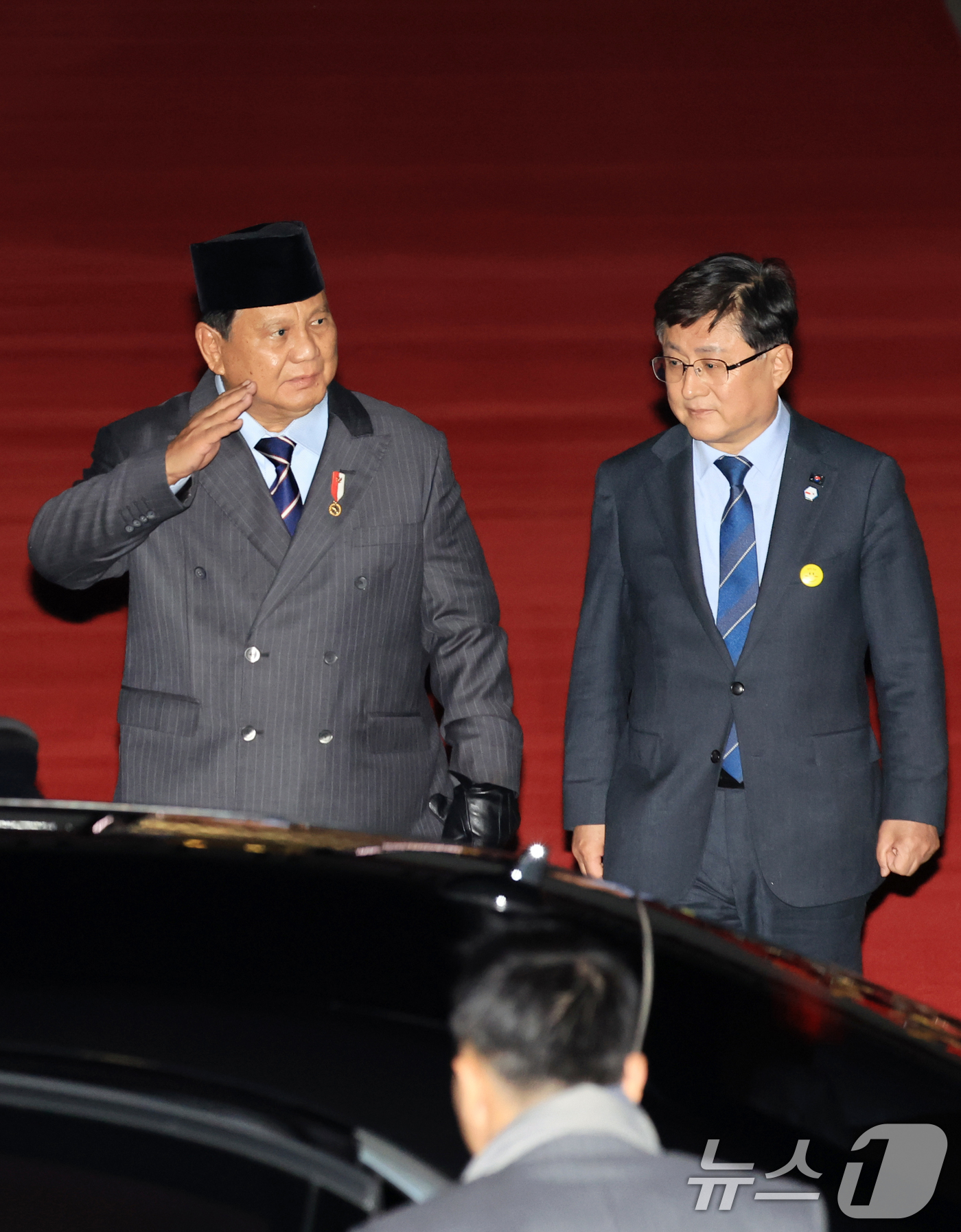 (성남=뉴스1) 이호윤 기자 = 프라보워 수비안토 인도네시아 대통령이 31일 경기 성남시 서울공항을 통해 방한해 김성환 기후에너지환경부 장관과 이동하고 있다.프라보워 대통령은 내달 …