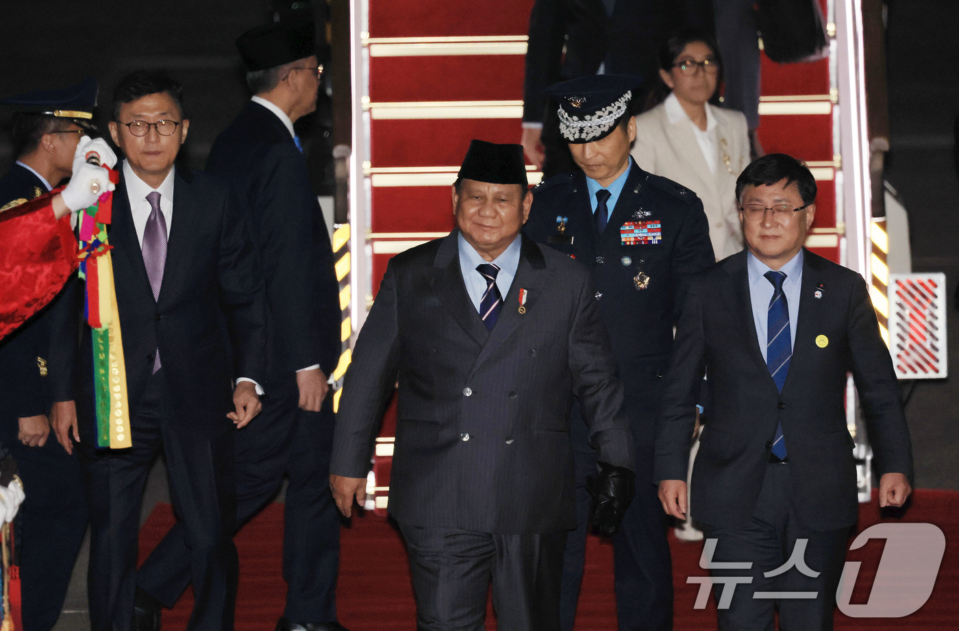 (성남=뉴스1) 이호윤 기자 = 프라보워 수비안토 인도네시아 대통령이 31일 경기 성남시 서울공항을 통해 방한해 김성환 기후에너지환경부 장관과 이동하고 있다.프라보워 대통령은 내달 …