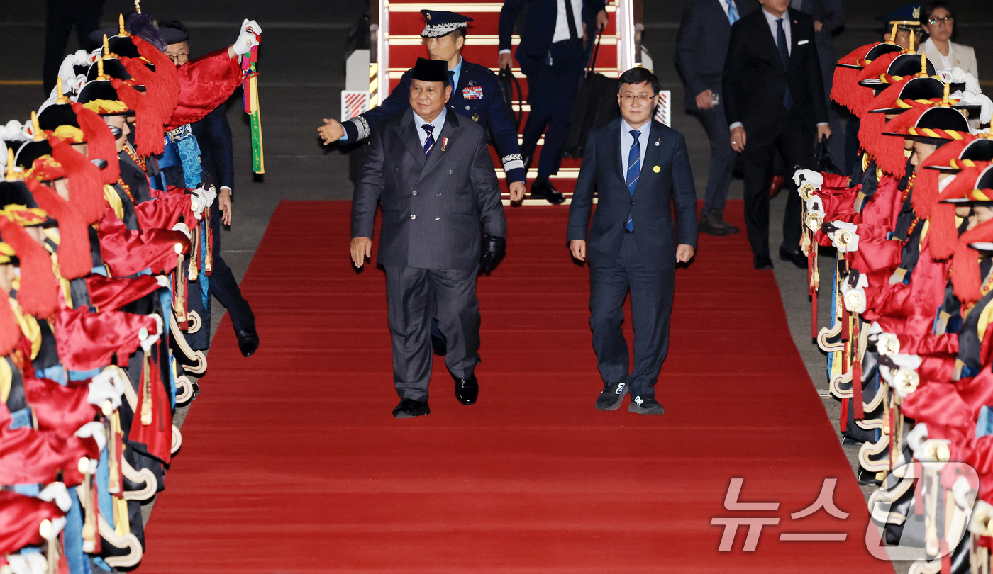 (성남=뉴스1) 이호윤 기자 = 프라보워 수비안토 인도네시아 대통령이 31일 경기 성남시 서울공항을 통해 방한해 김성환 기후에너지환경부 장관과 이동하고 있다.프라보워 대통령은 내달 …