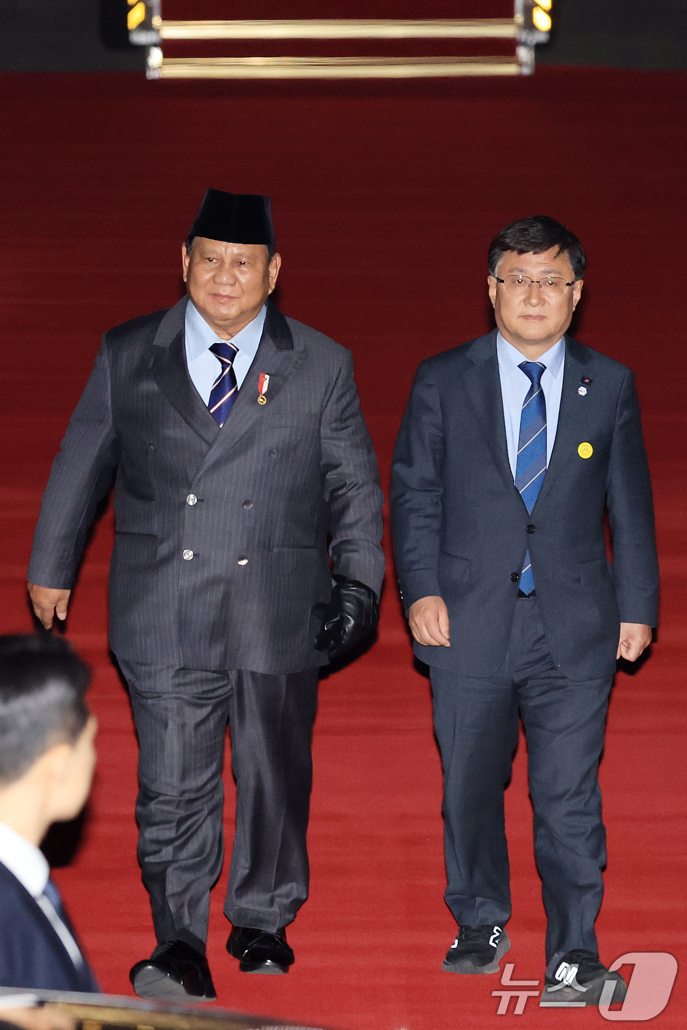 (성남=뉴스1) 이호윤 기자 = 프라보워 수비안토 인도네시아 대통령이 31일 경기 성남시 서울공항을 통해 방한해 김성환 기후에너지환경부 장관과 이동하고 있다.프라보워 대통령은 내달 …