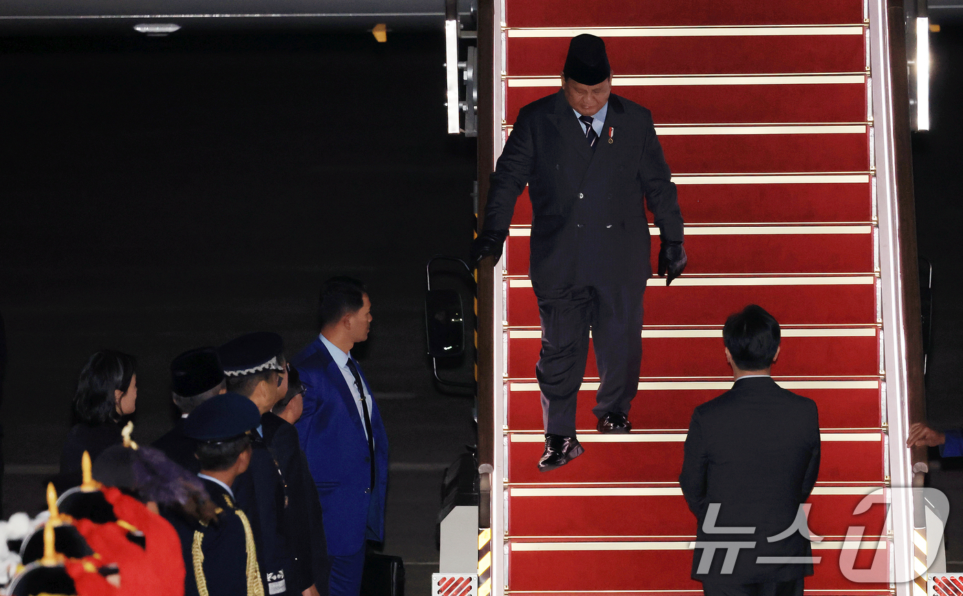 (성남=뉴스1) 이호윤 기자 = 프라보워 수비안토 인도네시아 대통령이 31일 경기 성남시 서울공항을 통해 방한하고 있다.프라보워 대통령은 내달 1일 이재명 대통령과 정상회담을 진행 …
