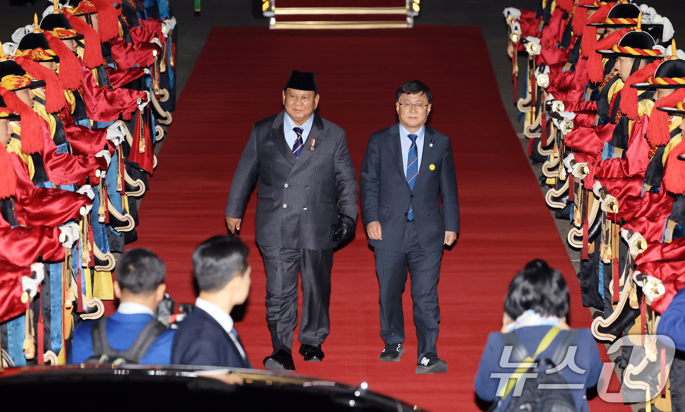 (성남=뉴스1) 이호윤 기자 = 프라보워 수비안토 인도네시아 대통령이 31일 경기 성남시 서울공항을 통해 방한해 김성환 기후에너지환경부 장관과 이동하고 있다.프라보워 대통령은 내달 …