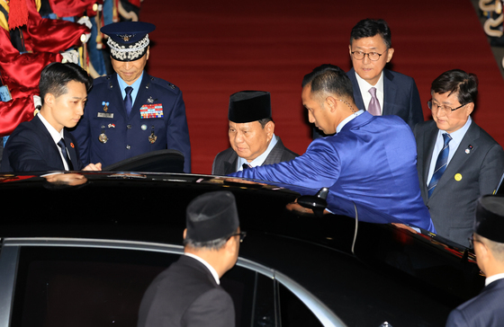 차량에 탑승하는 프라보워 수비안토 인도네시아 대통령