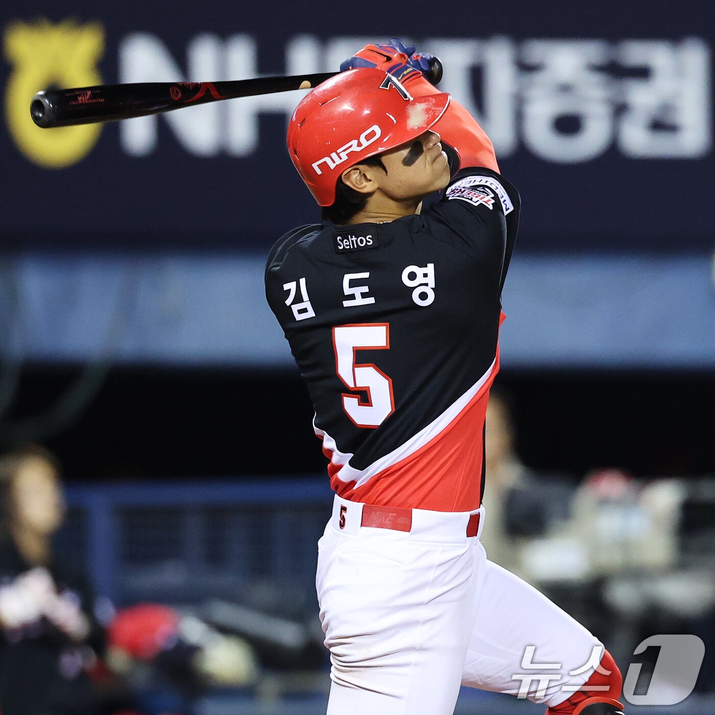 본문 이미지 - 31일 서울 송파구 잠실야구장에서 열린 '2026 신한 SOL KBO리그' 열린 KIA 타이거즈와 LG트윈스의 경기, 4회초 KIA 공격 무사 1루 상황에서 김도영이 힘차게 스윙하고 있다. 2026.3.31 ⓒ 뉴스1 오대일 기자