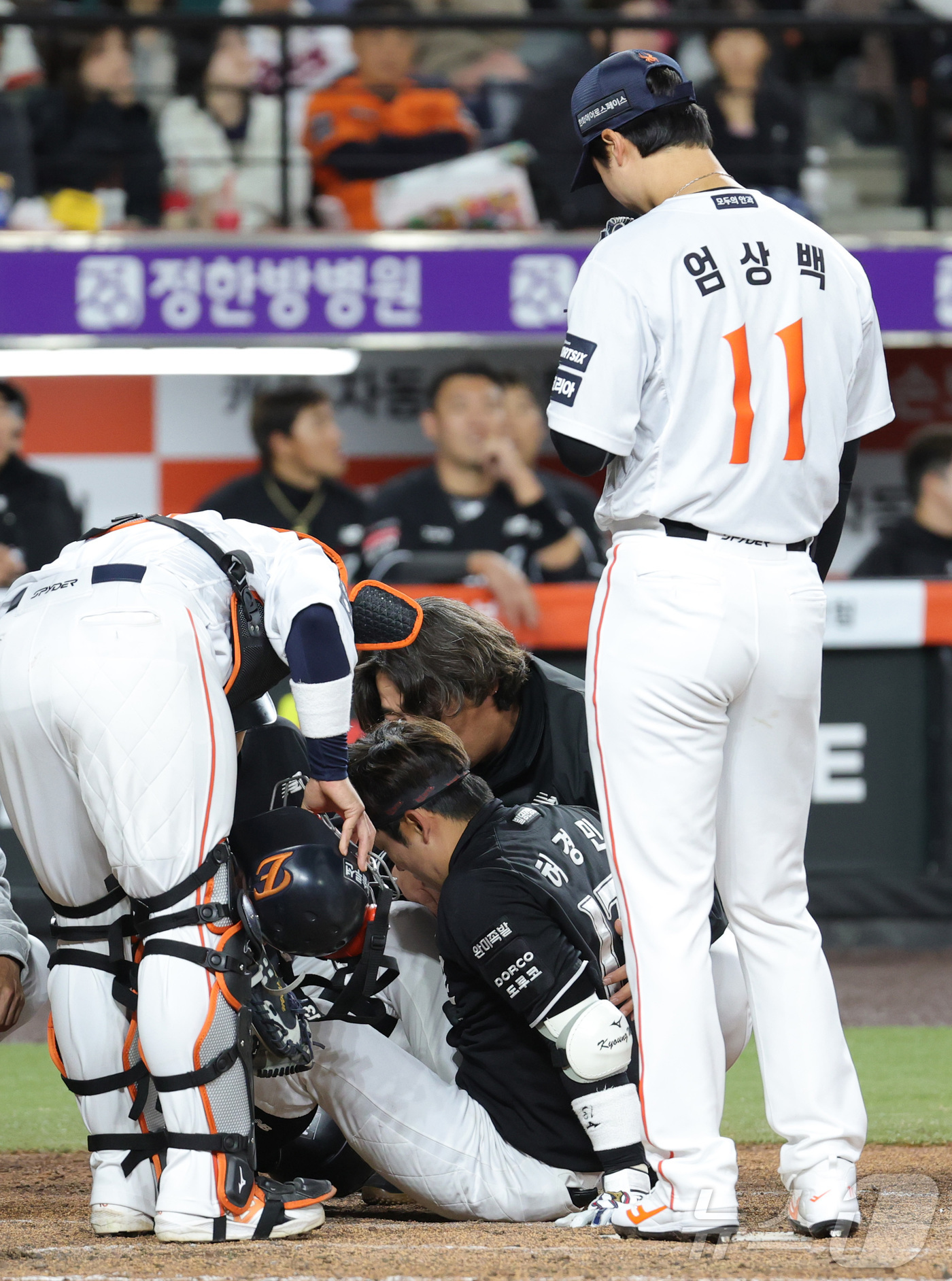 (대전=뉴스1) 김기남 기자 = 31일 대전 한화생명볼파크에서 열린 2026 신한 SOL KBO리그 KT 위즈와 한화 이글스의 경기에서 5회초 1사 KT 허경민이 한화 엄상백에게 …