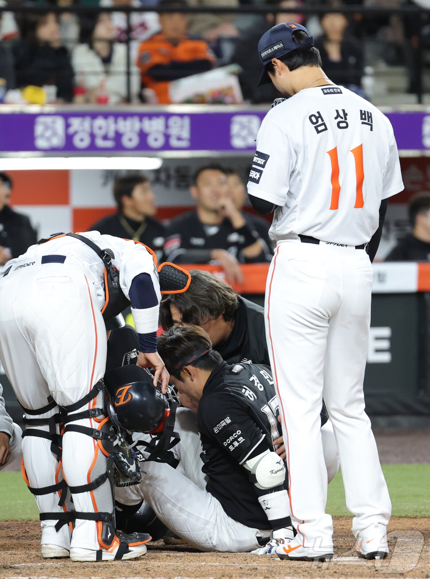 본문 이미지 - 31일 대전 한화생명볼파크에서 열린 2026 신한 SOL KBO리그 KT 위즈와 한화 이글스의 경기에서 5회초 1사 KT 허경민이 힌화 엄상백에게 머리에 공을 맞으며 쓰러져 있다. ⓒ 뉴스1 김기남 기자