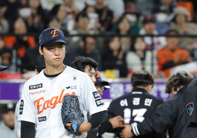 한화 투수 엄상백, 팔꿈치 수술 받았다…"재활 기간 미정"