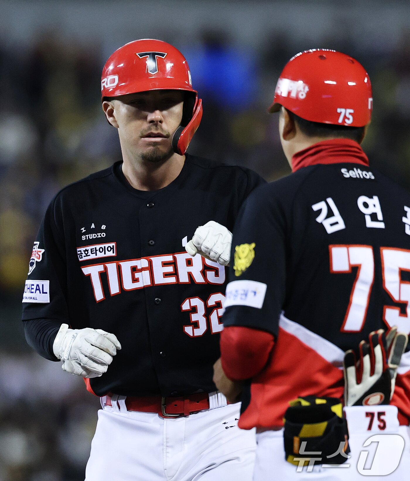 본문 이미지 - 31일 서울 송파구 잠실야구장에서 열린 '2026 신한 SOL KBO리그' 열린 KIA 타이거즈와 LG트윈스의 경기, 5회초 KIA 공격 2사에서 데일이 안타를 때린 후 기뻐하고 있다. 2026.3.31 ⓒ 뉴스1 오대일 기자