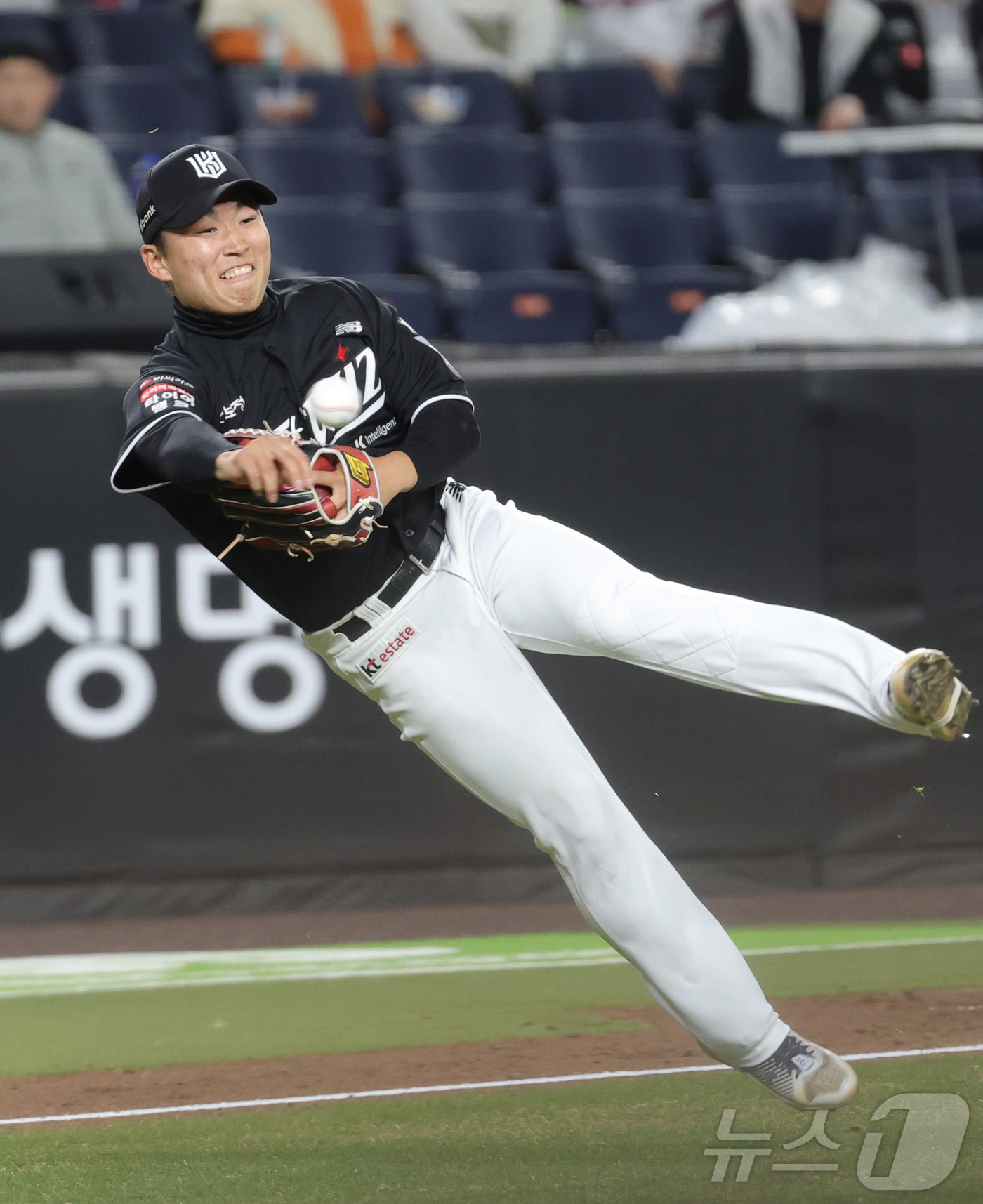 (대전=뉴스1) 김기남 기자 = 31일 대전 한화생명볼파크에서 열린 2026 신한 SOL KBO리그 KT 위즈와 한화 이글스의 경기에서 5회말 KT 3루수 류현인이 한화 오재원의 …