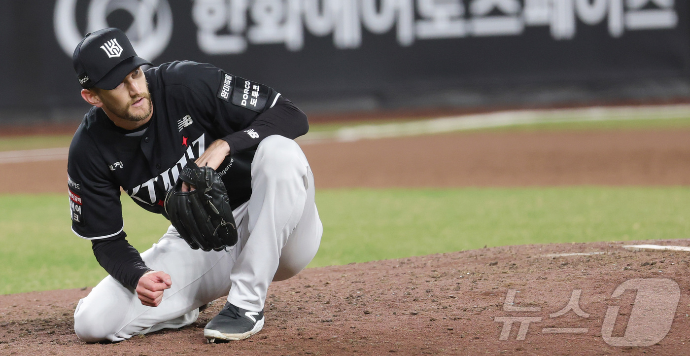 (대전=뉴스1) 김기남 기자 = 31일 대전 한화생명볼파크에서 열린 2026 신한 SOL KBO리그 KT 위즈와 한화 이글스의 경기에서 5회말 KT 보쉴리가 한화 오재원의 1루 아 …