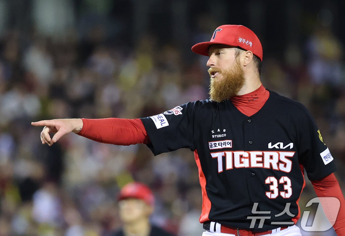 본문 이미지 - 31일 서울 송파구 잠실야구장에서 열린 '2026 신한 SOL KBO리그' 열린 KIA 타이거즈와 LG트윈스의 경기, 6회말 LG공격 2사 1루에서 KIA 올러가 신민재의 체크 스윙 여부를 확인하고 있다. 2026.3.31 ⓒ 뉴스1 오대일 기자