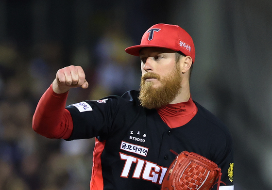 LG 강타선 꽁꽁 묶는 올러