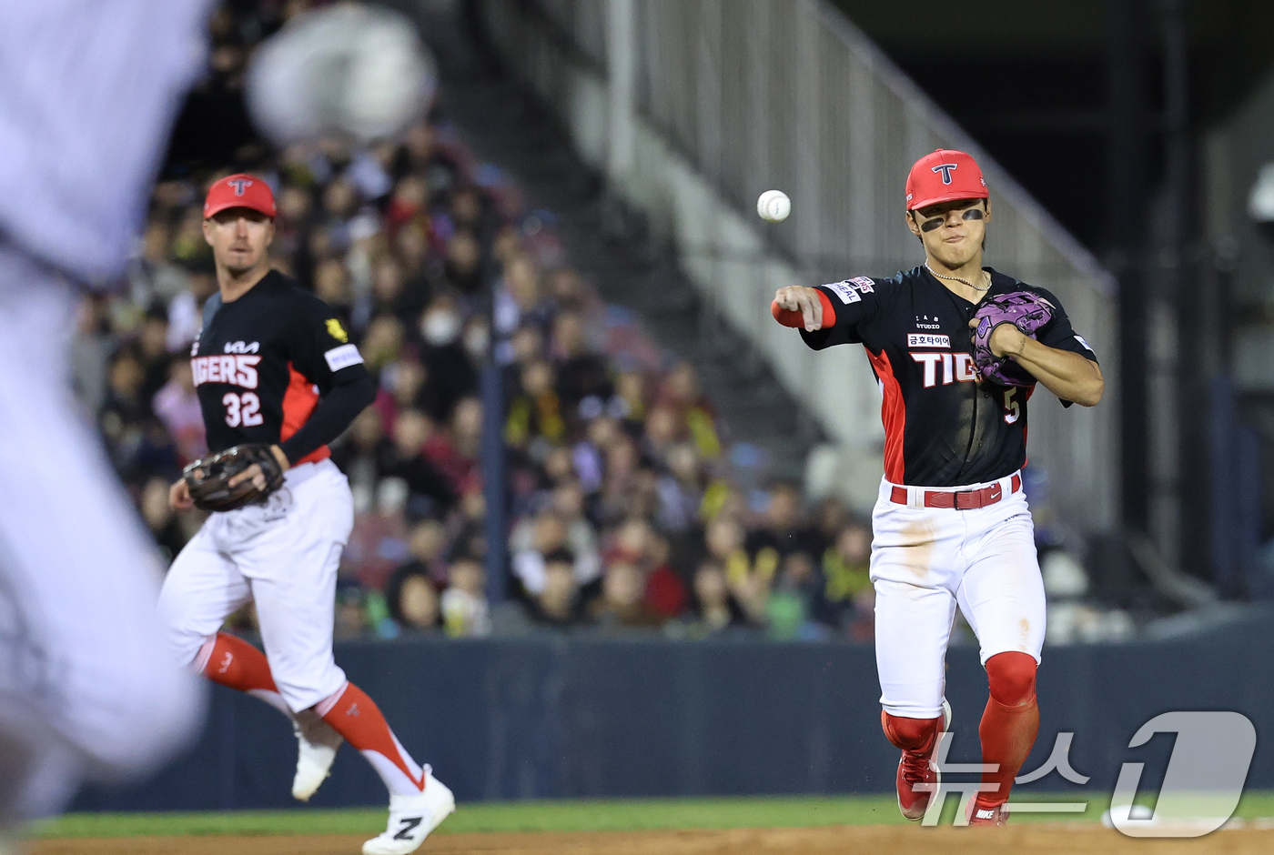 (서울=뉴스1) 오대일 기자 = 31일 서울 송파구 잠실야구장에서 열린 '2026 신한 SOL KBO리그' 열린 KIA 타이거즈와 LG트윈스의 경기, 7회말 LG공격 무사 2루에서 …