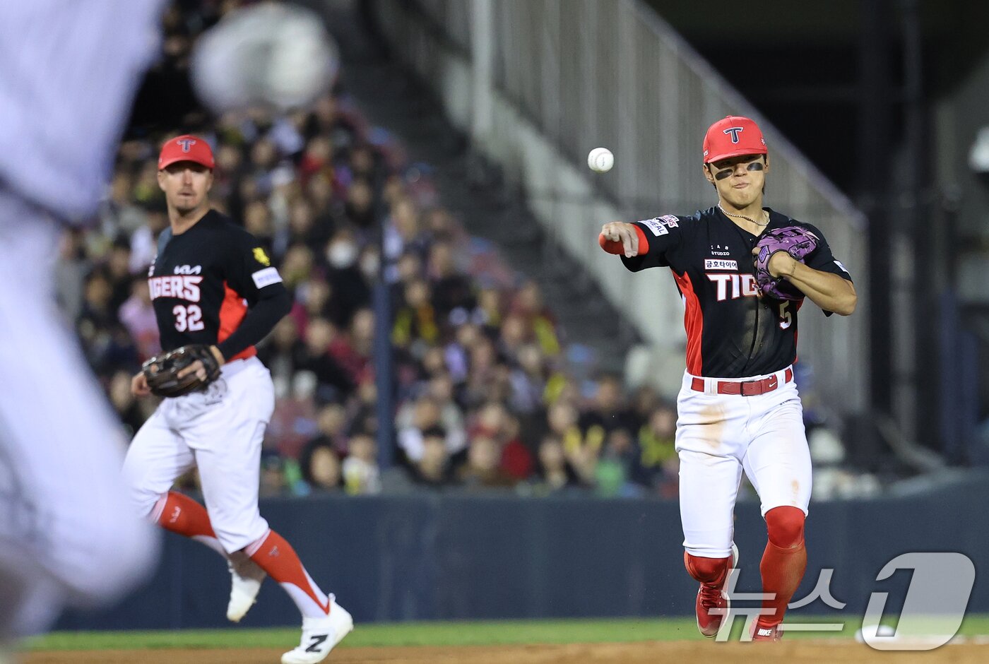 본문 이미지 - 31일 서울 송파구 잠실야구장에서 열린 '2026 신한 SOL KBO리그' 열린 KIA 타이거즈와 LG트윈스의 경기, 7회말 LG공격 무사 2루에서 KIA 3루수 김도영이 이재원의 타구를 잡아 1루로 송구하고 있다. 2026.3.31 ⓒ 뉴스1 오대일 기자